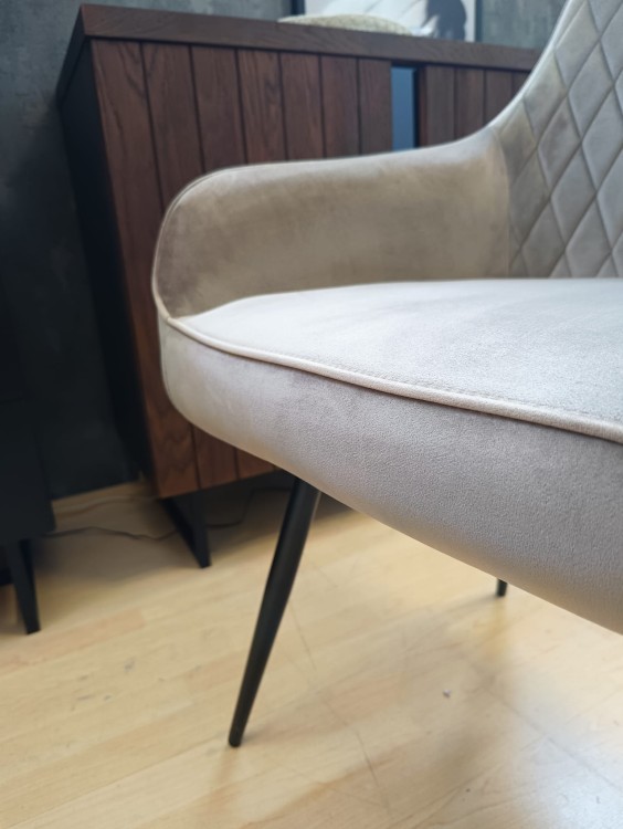 KRZESŁO OBROTOWE MARLO VELVET CZARNY STELAŻ/ C.BEŻ BLUVEL 40