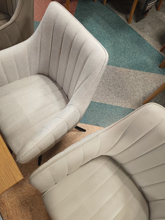 KRZESŁO OBROTOWE AZALIA BREGO CZARNY STELAŻ / JASNY BEŻ 22