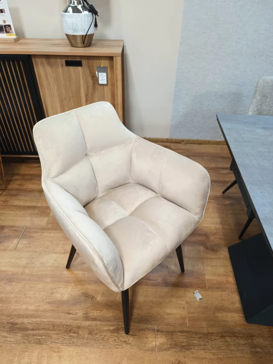 Krzesło z podłokietnikami Novo K40-FX velvet beżowy / czarny stelaż