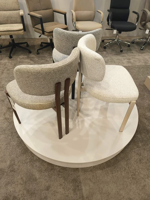 kolekcja krzeseł w stylu japandi Misaki do jadalni Signal.jpg