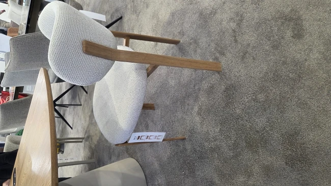 Krzesło tapicerowane Rin jasny beż stelaż dąb Signal do jadalni.jpg