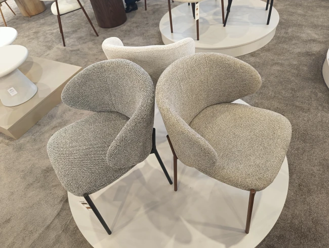 Krzesło tapicerowane do jadalni Kioto szare tap. 254 / czarny stelaż Signal