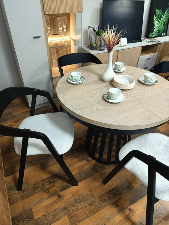 KRZESŁO CZARNE ARCHI PRZY OKRĄGŁYM STOLE.jpg