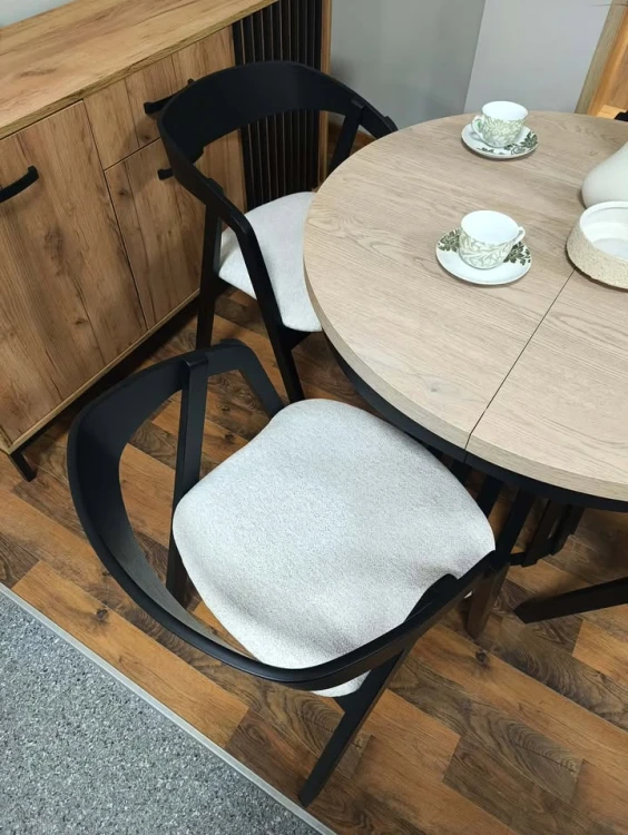 KRZESŁO CZARNE Z JASNĄ TAPICERKĄ ARCHI.jpg