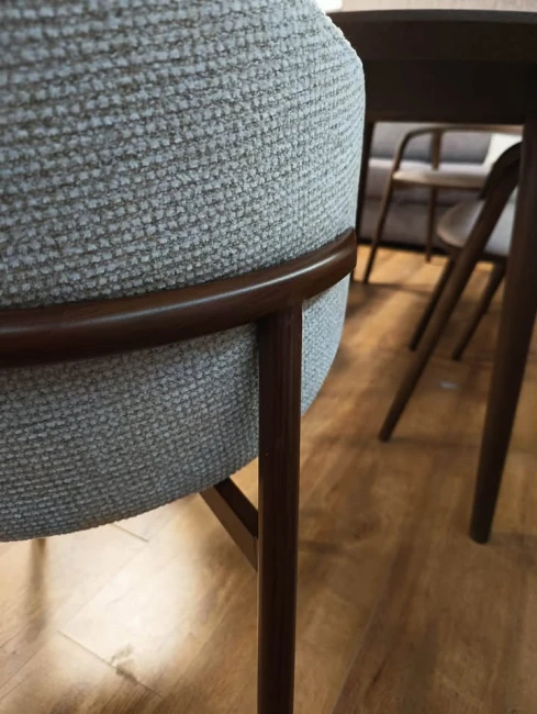 OSAKA D KRZESŁO NA STELAŻU ORZECHOWYM SIGNAL.jpg