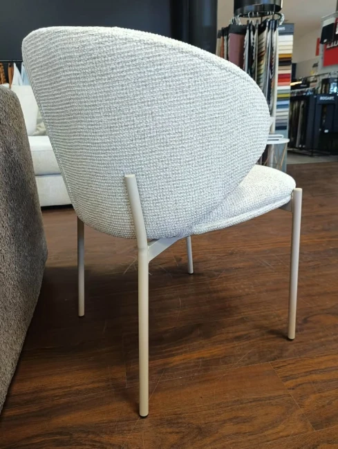 KRZESŁO TAPICEROWANE DO JADALNI KIOTO KASZMIROWE W BEŻOWEJ TAPICERCE.jpg