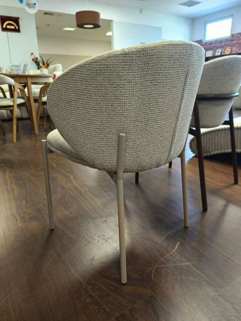 KRZESŁO TAPICEROWANE DO JADALNI KIOTO STELAŻ KASZMIR TAPICERKA BEŻOWA.jpg