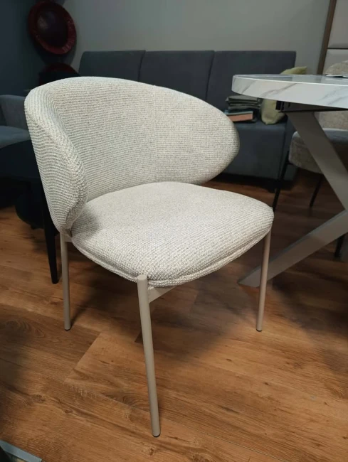 KRZESŁO TAPICEROWANE DO JADALNI KIOTO KASZMIROWE NOELLE BEŻ SIGNAL.jpg