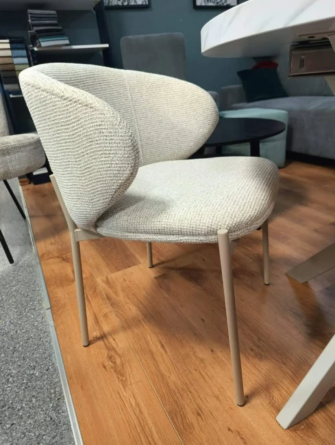 KRZESŁO TAPICEROWANE DO JADALNI KIOTO KASZMIROWE BEŻ SIGNAL.jpg