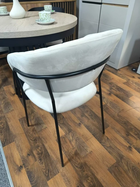 Krzesło tapicerowane GLAM BLACK beżowe (Riviera 06) / czarny stelaż