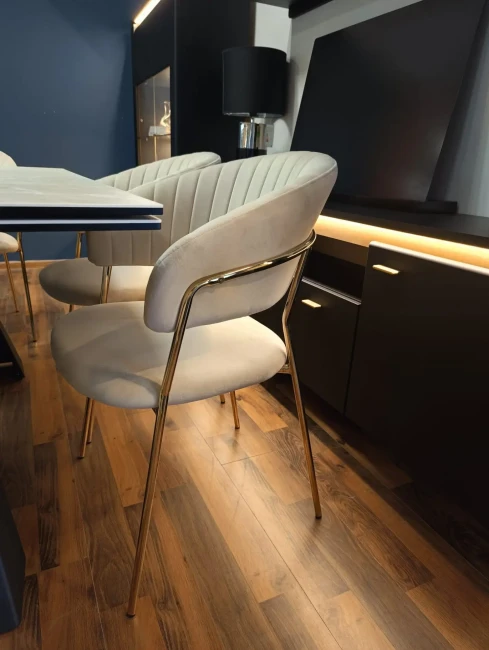 Beżowe krzesło tapicerowane K4-FX GLAM Velvet, widok z boku