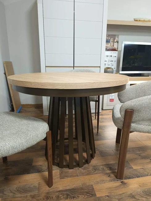 Stół Magnus ST-75 na ekspozycji w sklepie, widok z boku