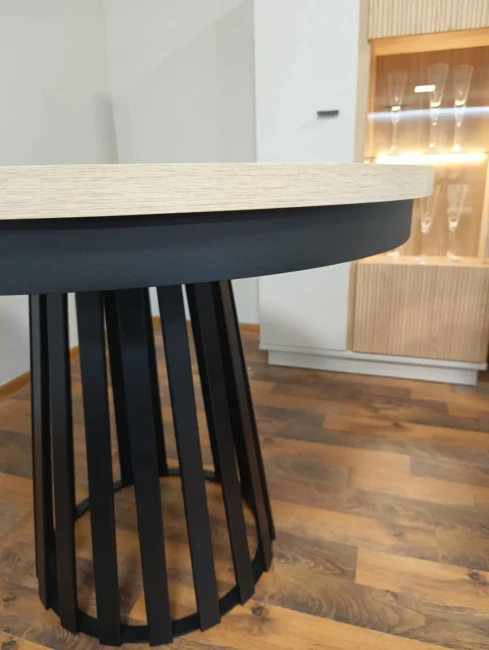 Zbliżenie na czarną podstawę okrągłego rozkładanego stołu Magnus ST-75