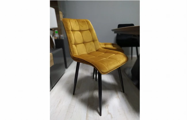 Krzesło welwetowe Chic Velvet Bluvel68 curry musztardowe firmy Signal