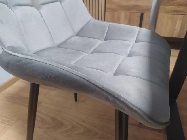 Krzesło tapicerowane J262 Furnitex velvetowe pikowane szare na czarnych metalowych nogach