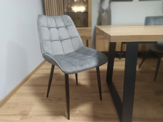 Krzesło tapicerowane J262 Furnitex velvetowe pikowane szare na czarnych metalowych nogach
