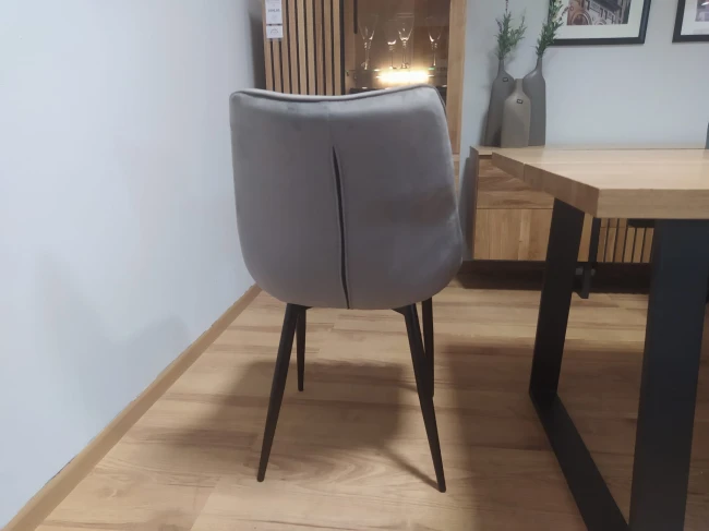 Krzesło tapicerowane J262 Furnitex velvetowe pikowane szare na czarnych metalowych nogach