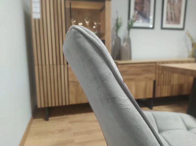 Krzesło tapicerowane J262 Furnitex velvetowe pikowane szare na czarnych metalowych nogach