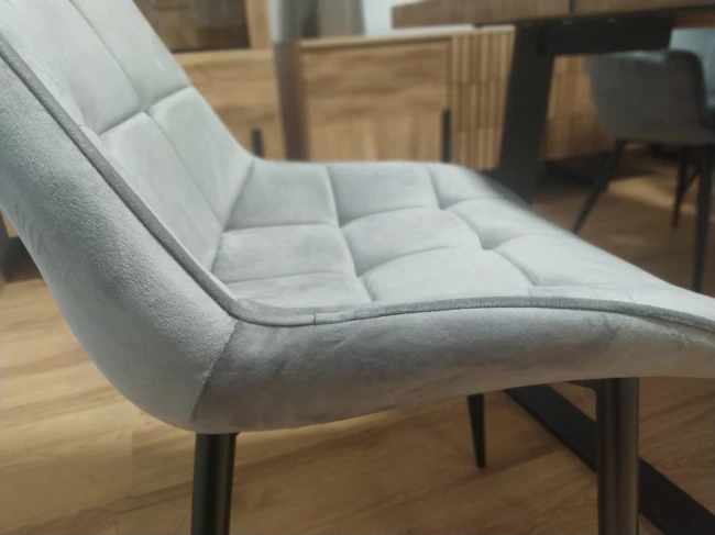 Krzesło tapicerowane J262 Furnitex velvetowe pikowane szare na czarnych metalowych nogach