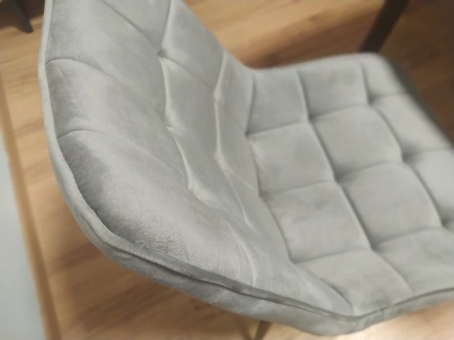 Krzesło tapicerowane J262 Furnitex velvetowe pikowane szare na czarnych metalowych nogach