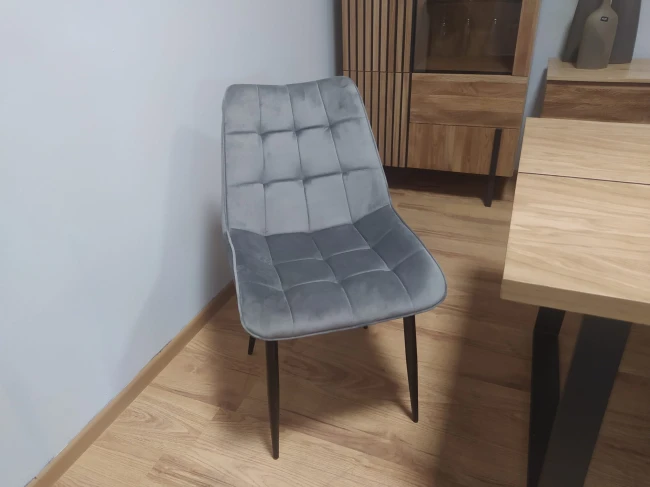 Krzesło tapicerowane J262 Furnitex velvetowe pikowane szare na czarnych metalowych nogach