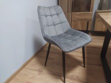 Krzesło tapicerowane J262 Furnitex velvetowe pikowane szare na czarnych metalowych nogach