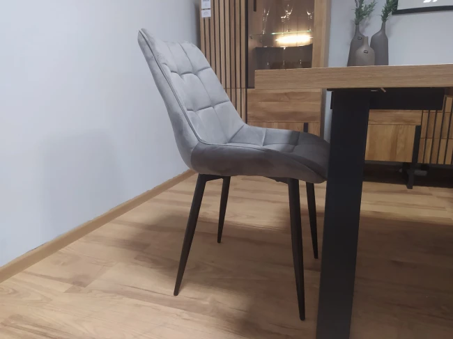 Krzesło tapicerowane J262 Furnitex velvetowe pikowane szare na czarnych metalowych nogach