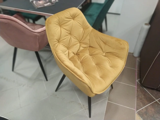 KRZESŁO KUBEŁKOWE PIKOWANE CHERRY VELVET CURRY MUSZTARDOWE BLUVEL68 SIGNAL