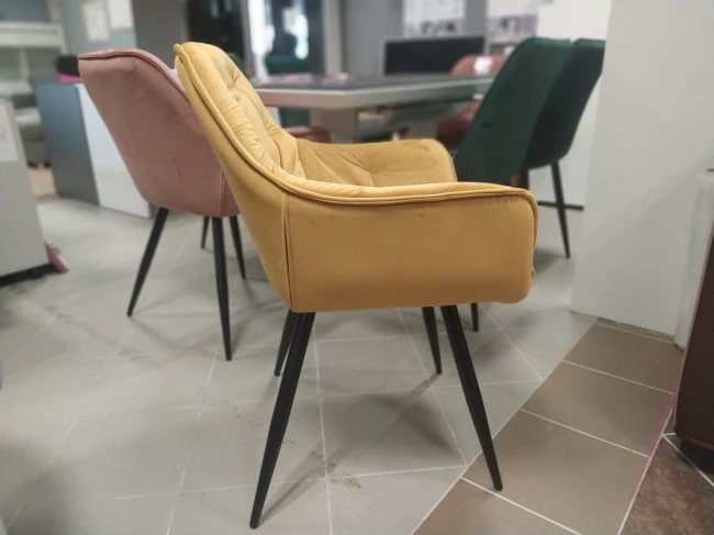 KRZESŁO KUBEŁKOWE PIKOWANE CHERRY VELVET CURRY MUSZTARDOWE BLUVEL68 SIGNAL