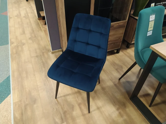 Krzesło tapicerowane Chic velvet granatowe bluvel86 na czarnej metalowej nodze Signal