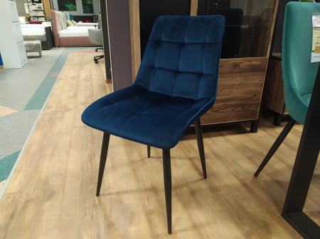 Krzesło pikowane Chic tkanina velvet bluvel86 granatowy czarna metalowa noga Signal