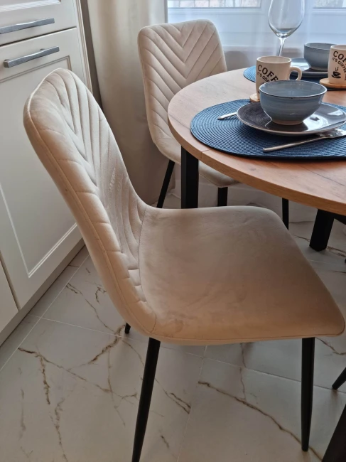 Krzesło tapicerowane K5-FX velvet beżowe + Stół ST6-FX okrągły
