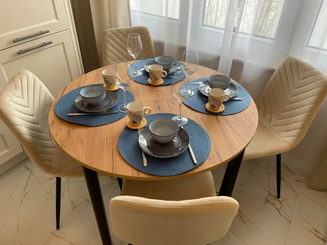 Krzesło tapicerowane K5-FX velvet beżowe + Stół ST6-FX okrągły Furnitex