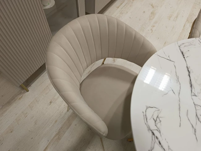 Krzesło tapicerowane K4-FX GLAM velvet beżowe / złote nogi