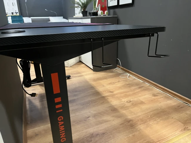 Duże biurko gamingowe B10-FX idealne dla gracza 160 cm