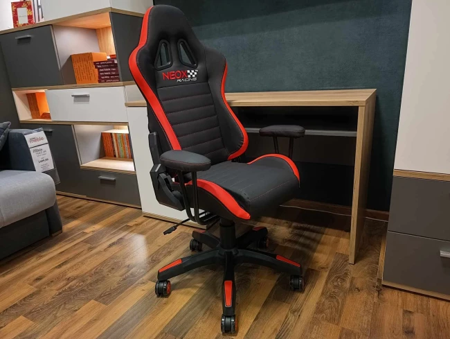 Fotel gamingowy JUNIOR KIDS HU.176 czarno-czerwony idealny dla dziecka