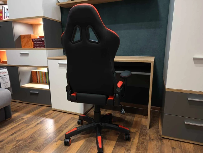 Fotel gamingowy JUNIOR KIDS HU.176 czarno-czerwony idealny dla dziecka