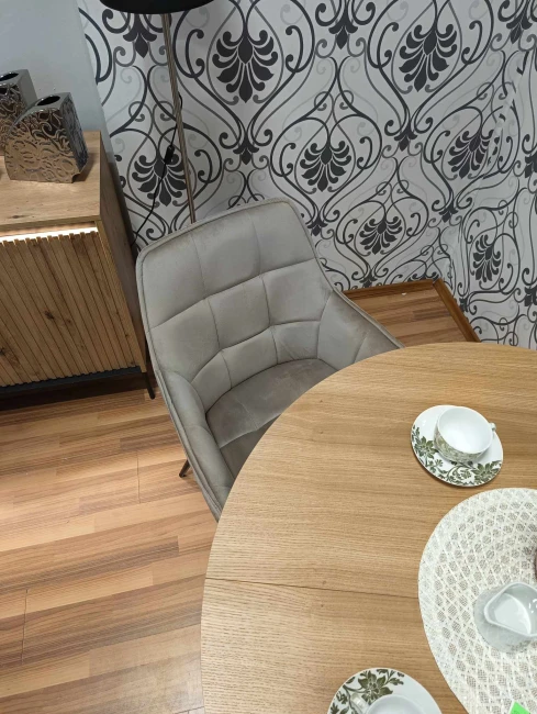 KRZESŁO LILIA VELVET CZARNY STELAŻ/C. BEŻ 40