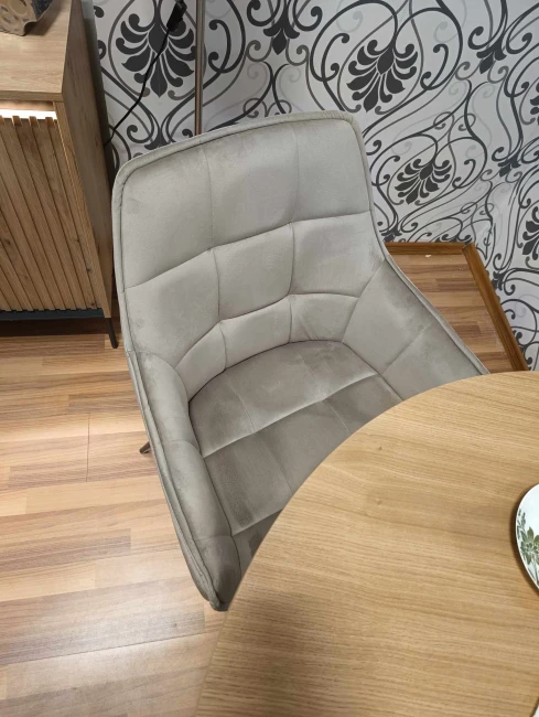 KRZESŁO LILIA VELVET CZARNY STELAŻ/C. BEŻ 40