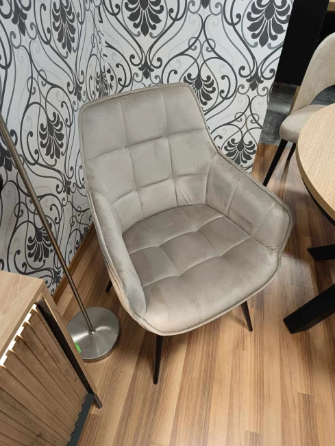 KRZESŁO LILIA VELVET CZARNY STELAŻ/C. BEŻ 40