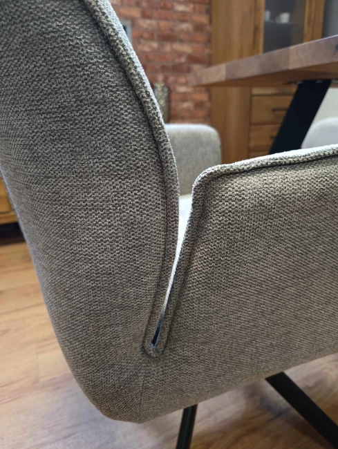 KRZESŁO OBROTOWE HUGO BREGO CZARNY STELAŻ / J.BEŻ 31