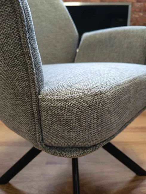 KRZESŁO OBROTOWE HUGO BREGO CZARNY STELAŻ / J.BEŻ 31  ze sprężyną