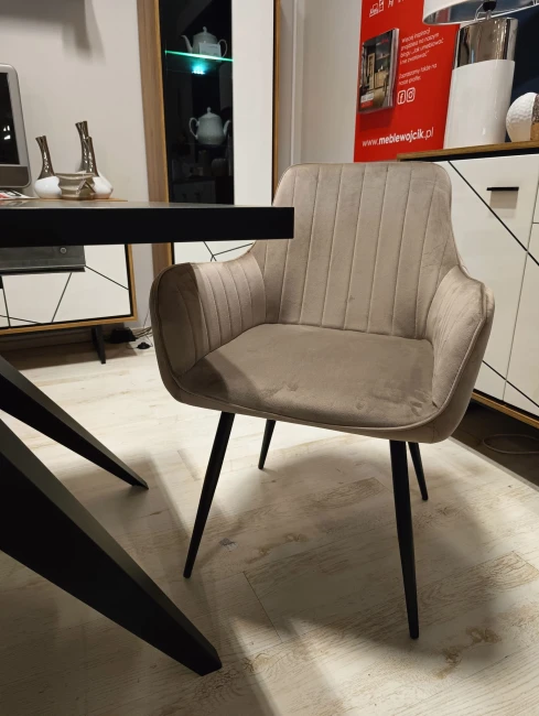 KRZESŁO APPLE VELVET CZARNY STELAŻ/C.BEŻ BLUVEL 40