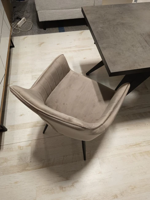 KRZESŁO APPLE VELVET CZARNY STELAŻ/C.BEŻ BLUVEL 40