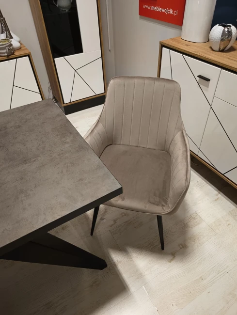 KRZESŁO APPLE VELVET CZARNY STELAŻ/C.BEŻ BLUVEL 40