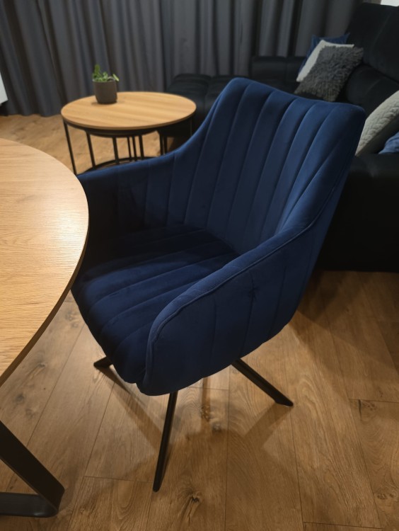 KRZESŁO OBROTOWE AZALIA VELVET CZARNY STELAŻ/GRANATOWY BLUVEL 86