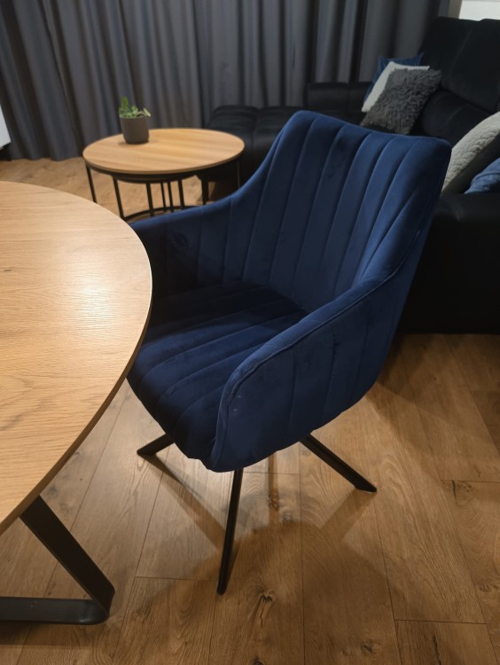 KRZESŁO OBROTOWE AZALIA VELVET CZARNY STELAŻ/GRANATOWY BLUVEL 86