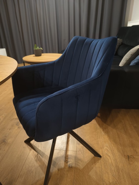 KRZESŁO OBROTOWE AZALIA VELVET CZARNY STELAŻ/GRANATOWY BLUVEL 86