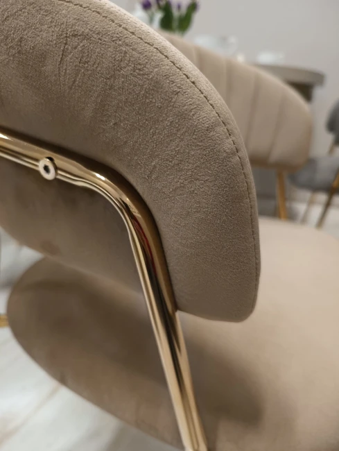 Krzesło tapicerowane K4-FX GLAM velvet cappucino (ciemny beż) / złote nogi