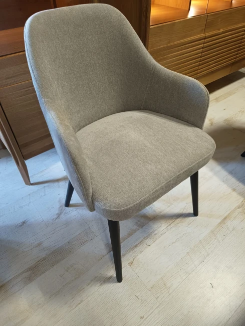 MIA wygodne krzesło ze sprężyną - duży wybór tkanin / stelaż buk do jadalni